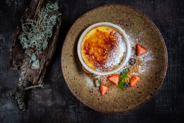 Creme brulee tuoreiden marjojen kera