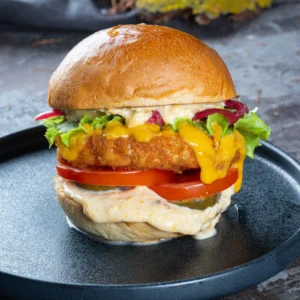 Burger panko-paneroidusta kanafileestä, coleslaw-salaatti ja ranskalaisten perunoiden kera (Копировать)